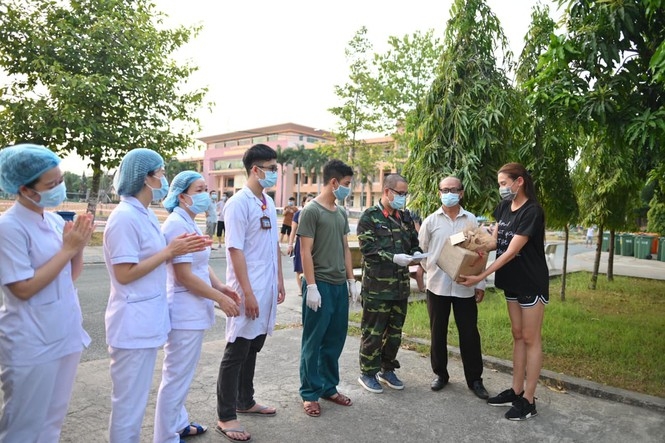 con gai ty phu johnathan hanh nguyen xuat vien vo hoang yen het cach ly quyen tien ung ho chong covid 19