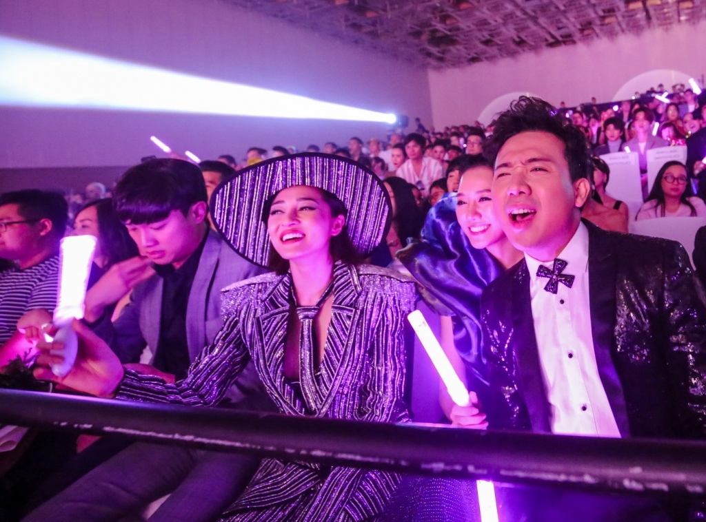 liveshow thu minh da phan nghe ngop phan nhin lien tuc nhan manh hinh anh diva