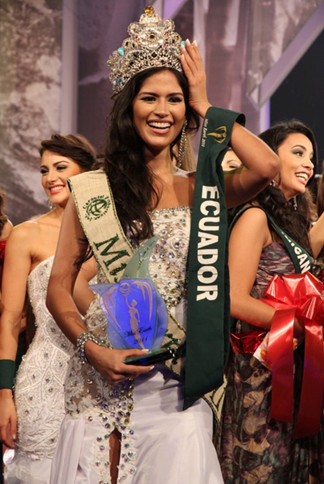 hoa hau trai dat 2011 nhiem covid 19