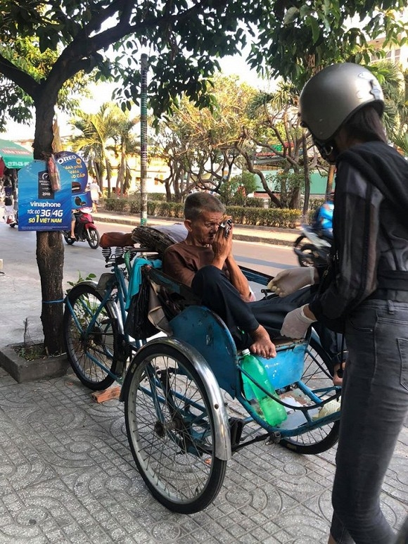 hoang thuy tang 700 chiec khau trang tu may cho dan ngheo trong dich covid 19