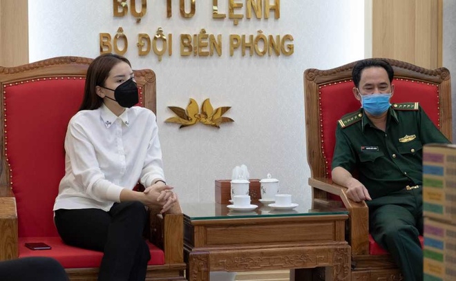 ky duyen ung ho do bao ho va nuoc rua tay cho chien si bien phong