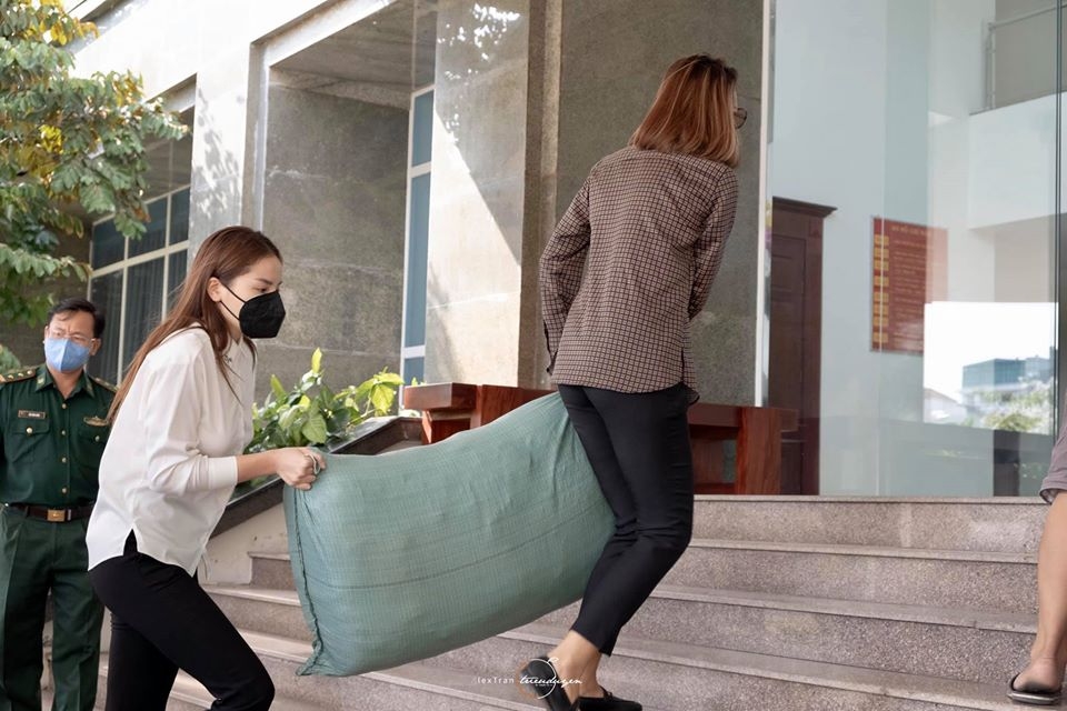 ky duyen ung ho do bao ho va nuoc rua tay cho chien si bien phong