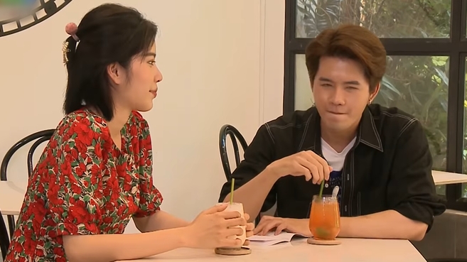 Nam Em quấn quýt bên 