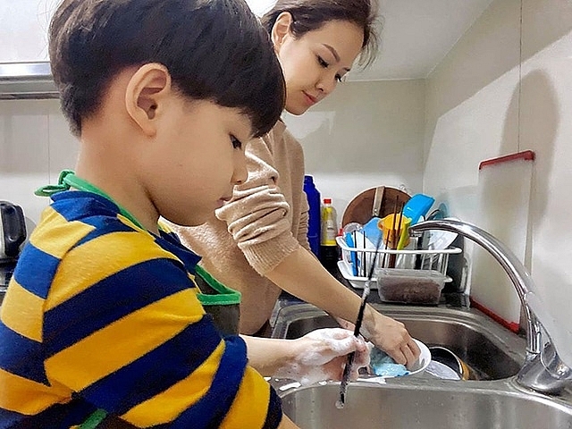 Bí quyết chăm con của sao Việt trong mùa dịch Covid-19 bi quyet cham con cua sao viet trong mua dich covid 19