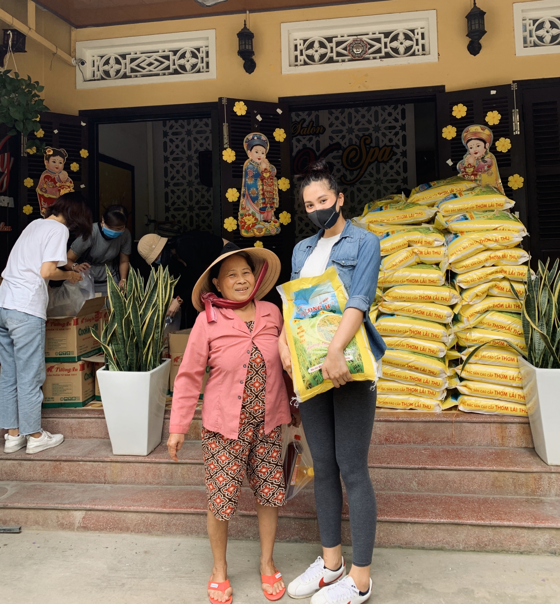 tieu vy trao qua cho nguoi ngheo tai que nha giua dich covid 19
