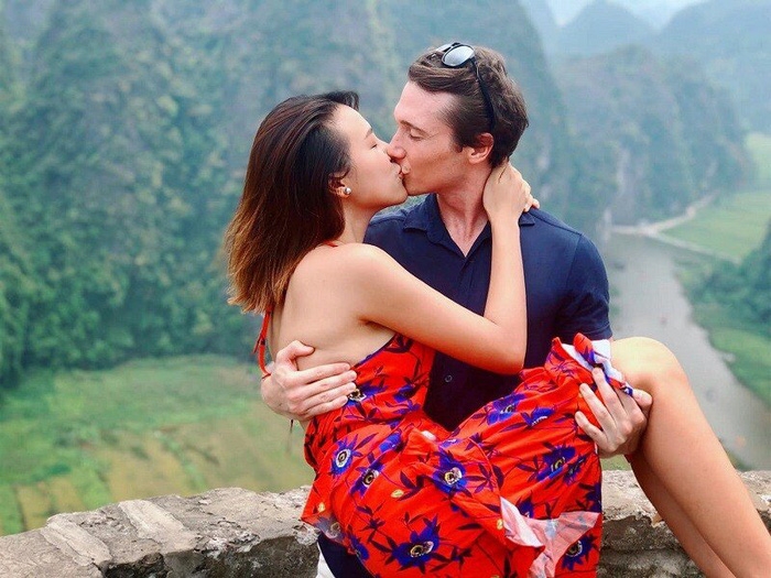 Cuộc sống viên mãn của các hoa hậu, á hậu 9X sau khi "theo chồng về dinh" cuoc song vien man cua cac hoa hau a hau 9x sau khi theo chong ve dinh