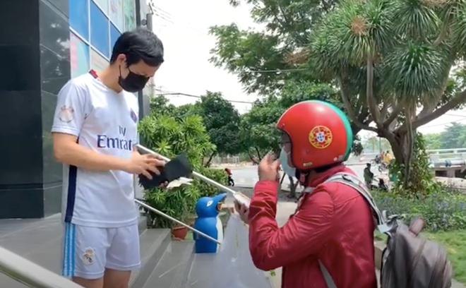 dao dien thach thuc danh hai khuong dua bat ngo lam shipper