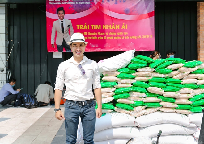 nguyen khang kim tuyen phat gao cho nguoi ngheo gia dinh viet hoan len trang trai tron dich