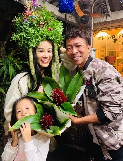 nguyen khang kim tuyen phat gao cho nguoi ngheo gia dinh viet hoan len trang trai tron dich