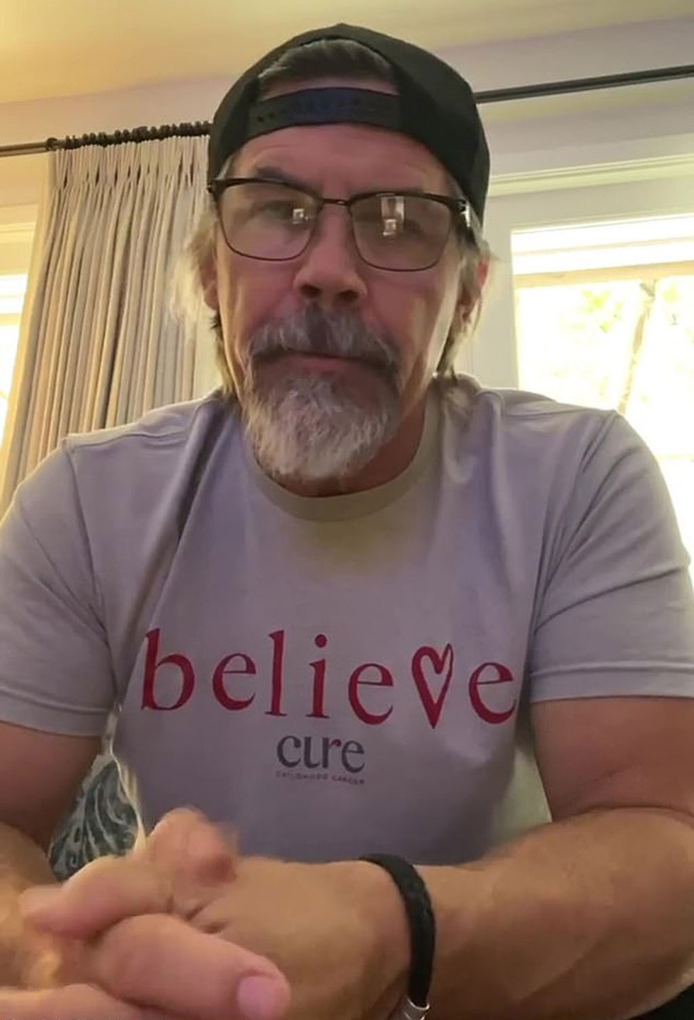 tom hanks ke lai qua trinh dieu tri covid 19 josh brolin xin loi vi khong cach ly