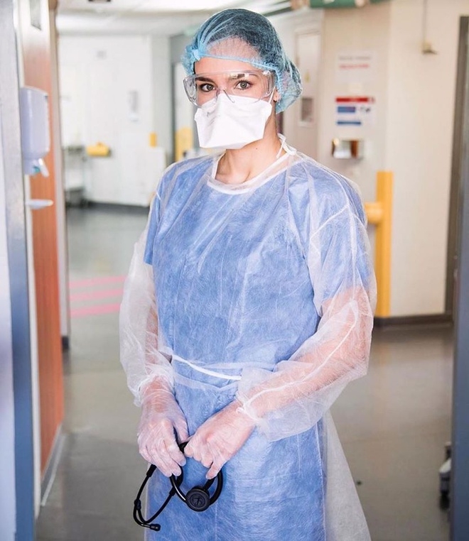 hoa hau lam bac si tinh nguyen vien day lui dich covid 19 hao quang khong tu vuong mien