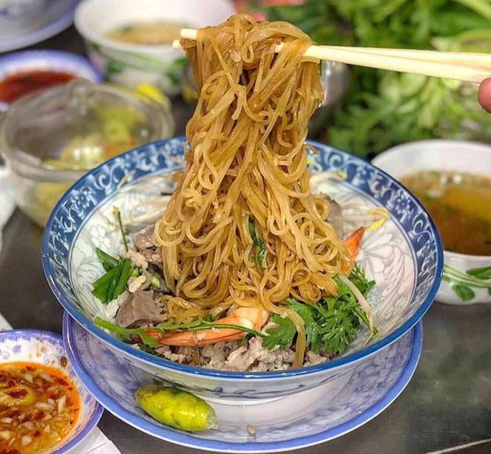 banh mi va cac mon an khong the bo qua khi den tphcm