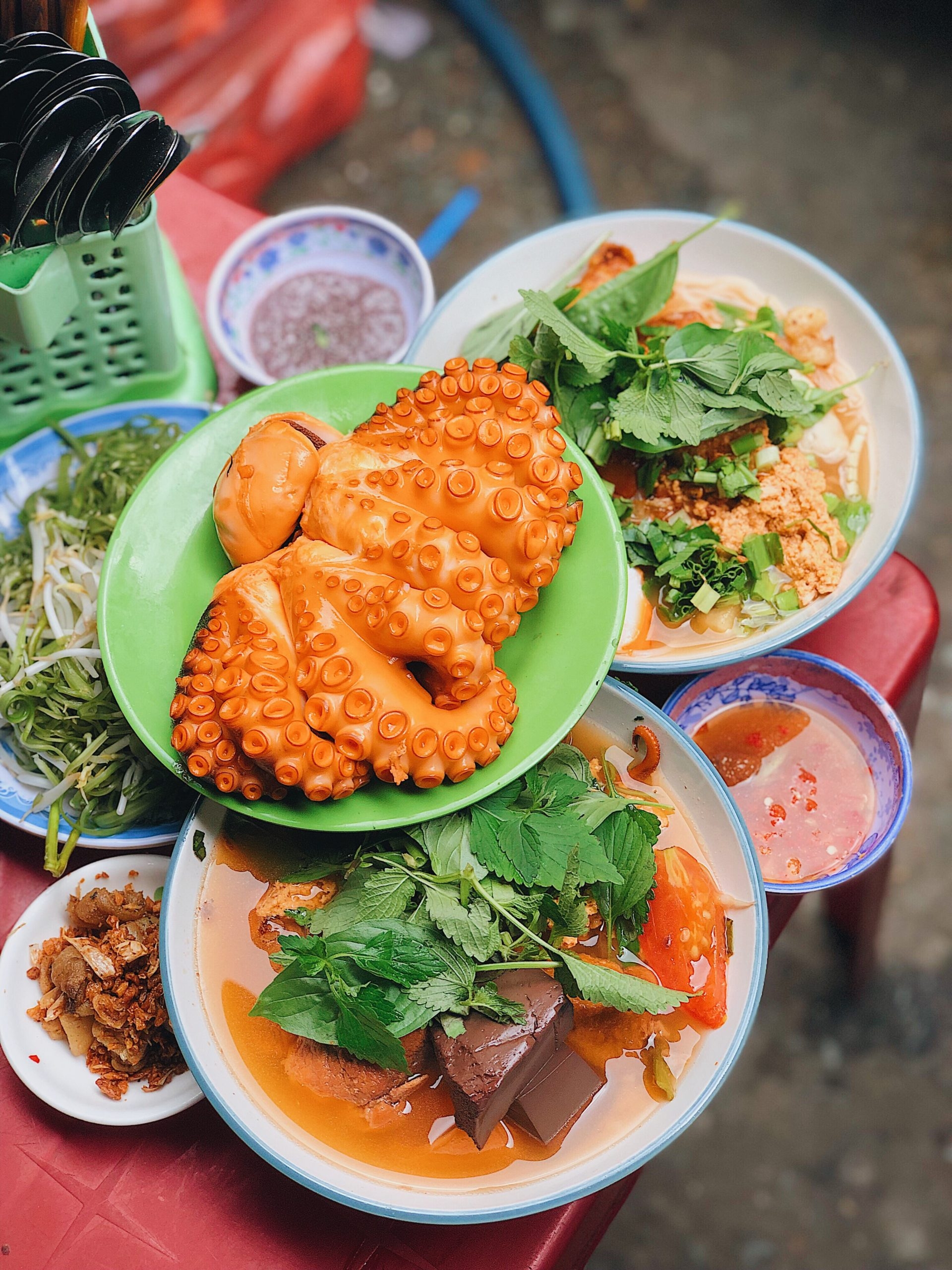 banh mi va cac mon an khong the bo qua khi den tphcm