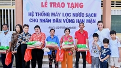 Hồ Ngọc Hà cùng con trai Subeo mang nước sạch cho miền Tây sau giãn cách xã hội
