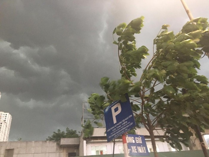 Trời Hà Nội bất ngờ nổi dông, mưa lớn đúng giờ tan tầm troi ha noi bat ngo noi dong mua lon dung gio tan tam
