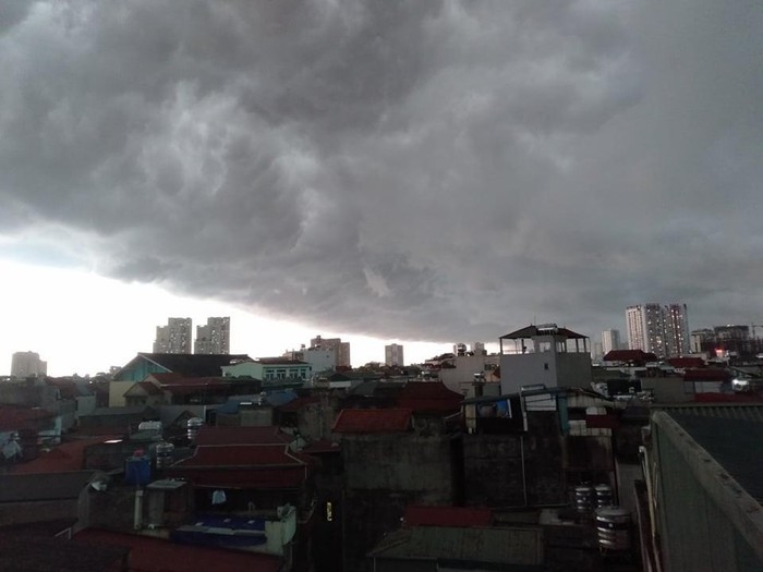 Trời Hà Nội bất ngờ nổi dông, mưa lớn đúng giờ tan tầm troi ha noi bat ngo noi dong mua lon dung gio tan tam