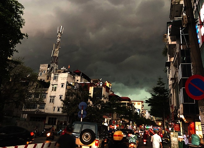 Trời Hà Nội bất ngờ nổi dông, mưa lớn đúng giờ tan tầm troi ha noi bat ngo noi dong mua lon dung gio tan tam