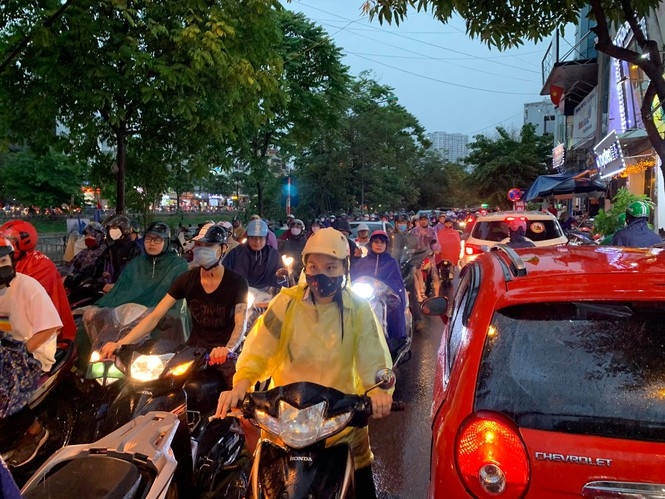 Trời Hà Nội bất ngờ nổi dông, mưa lớn đúng giờ tan tầm troi ha noi bat ngo noi dong mua lon dung gio tan tam