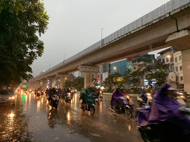 Trời Hà Nội bất ngờ nổi dông, mưa lớn đúng giờ tan tầm troi ha noi bat ngo noi dong mua lon dung gio tan tam