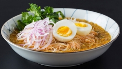 mot ngay lang thang o hue trai nghiem nhung mon an hut khach du lich