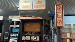 an giang cha y xe bon cho xang 1 nguo i che t 2 nguo i bi bo ng na ng