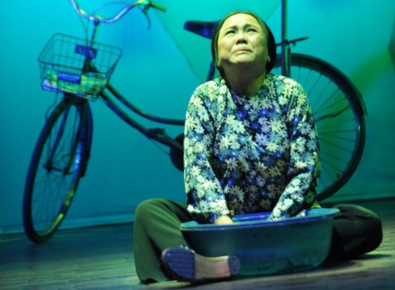 3553 nghe si ai nhu bi nga chan thuong cot song khi dang dien irqc