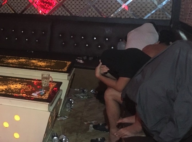 3049 dot kich karaoke dong doi bat qua tang 5 tiep vien thoat y cung khach