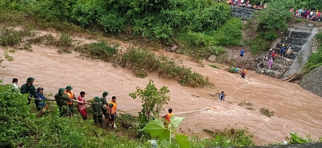 5321 doi vo chong tre bi lu cuon khi qua cau tran chong boi duoc vao bo vo mat tich