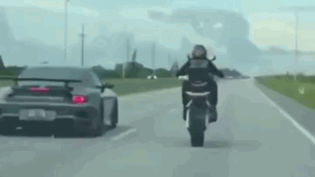 Camera giao thông: Bốc đầu xe phân khối lớn, biker bị ngã văng kinh hoàng và cái kết không tưởng