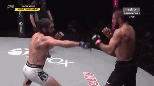 Video: "Cay cú" vì bị đá trúng "chỗ hiểm", võ sĩ vùng lên tấn công dữ dội hạ knock-out đối thủ