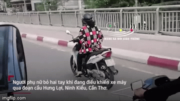 Camera giao thông: Hoảng hốt cảnh nữ tài xế chắp 2 tay sau lưng phóng xe máy qua cầu