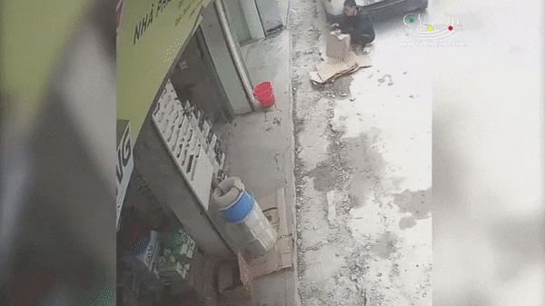 Camera giao thông: Bị ô tô chèn qua, người đàn ông vẫn lồm cồm bò dậy