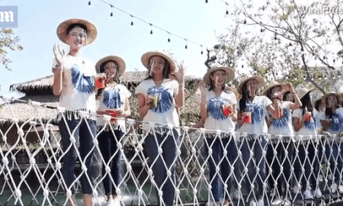Video: Đang tạo dáng chụp ảnh, top 30 hoa hậu Thái Lan bất ngờ rơi xuống nước vì sập cầu