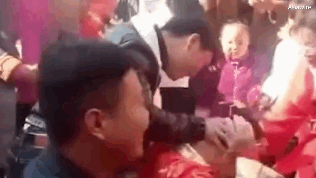 Video: Dúi đầu cô dâu lúc hành lễ, khách bị tát một cú như "trời giáng"