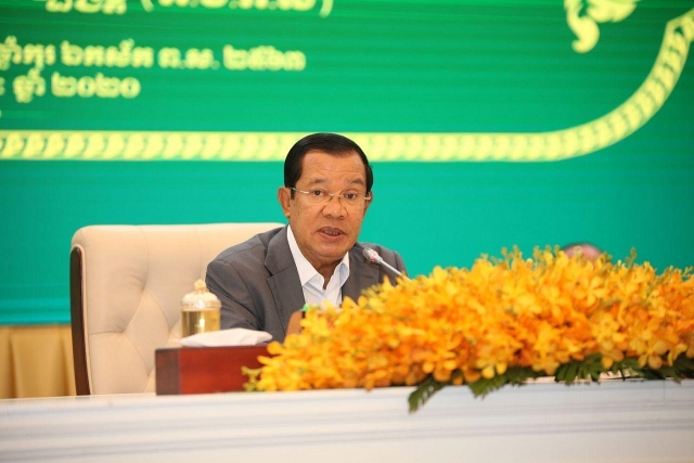 thong doc phnompenh dua hanh khach cua du thuyen westerdam di tham quan thanh pho