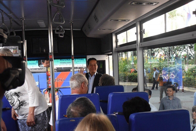 thong doc phnompenh dua hanh khach cua du thuyen westerdam di tham quan thanh pho