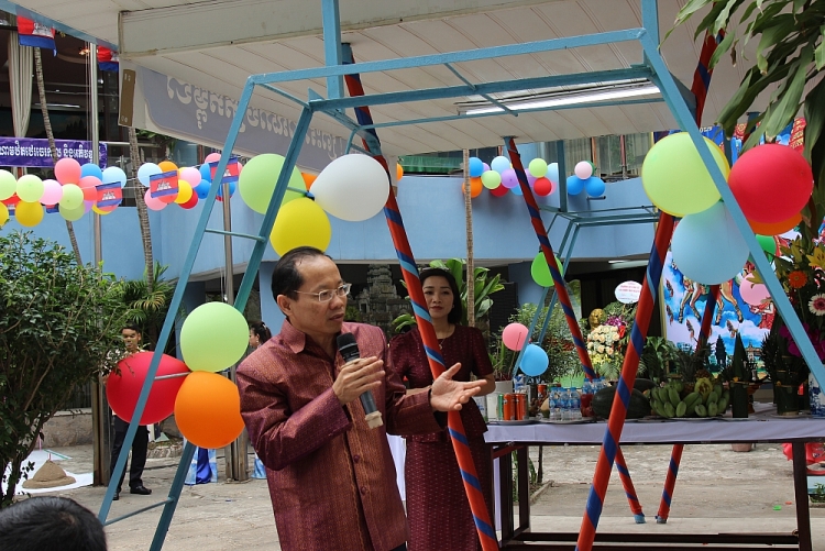 Đại sứ đặc mệnh toàn quyền Campuchia tại Việt Nam Chay Navuth phát biểu tại buổi lễ. Đại sứ đặc mệnh toàn quyền Campuchia tại Việt Nam Chay Navuth phát biểu tại buổi lễ.
