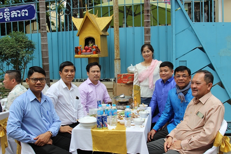 Cán bộ, nhân viên sứ quán vui vẻ chào đón năm mới nơi đất khách.