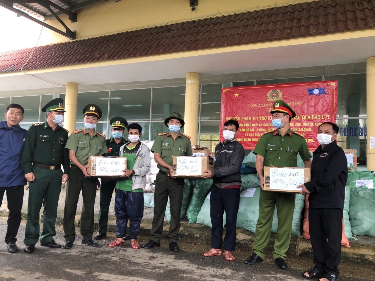 Đồn Biên phòng cửa khẩu A Đớt và các lực lượng chức năng trao nhu yếu phẩm, vật tư y tế cho người dân bản Ka Lô. Ảnh: Anh Dũng