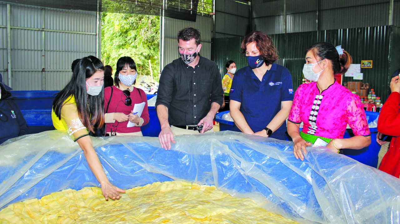  Phó Đại sứ Mark Tattersal, Đại sứ quán Australia tại Việt Nam nghe những câu chuyện về sự đổi thay của phụ nữ Thái ở huyện Vân Hồ, tỉnh Sơn La nhờ tham gia vào sản xuất măng - mô hình du lịch cộng đồng bản Vặt, xã Mường Sang, huyện Mộc Châu (Sơn La).
