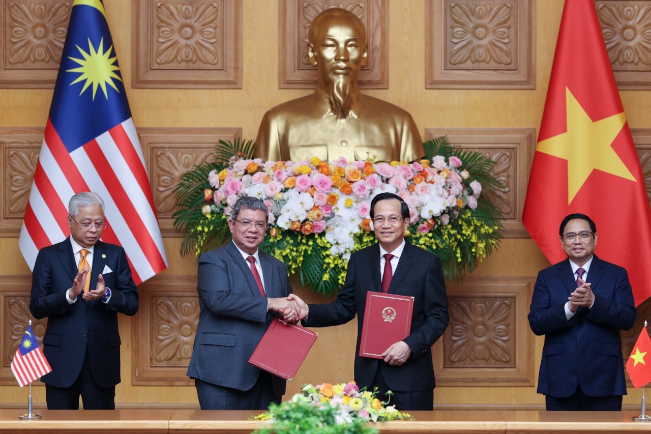 Bộ trưởng Bộ Lao động - Thương binh và Xã hội Đào Ngọc Dung và Bộ Ngoại giao Malaysia đã trao đổi Bản ghi nhớ về tuyển dụng, việc làm và hồi hương lao động giữa hai nước dưới sự chứng kiến của hai Thủ tướng