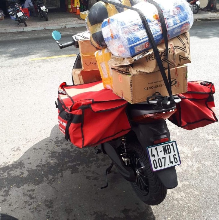 Xe máy điện trở thành “chân ái” cho giới shipper. Ảnh: Dũng Tô/Facebook.