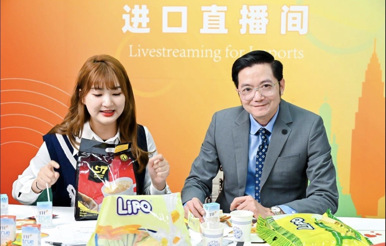 Tổng lãnh sự quán Việt Nam tại Nam Ninh livestream quảng bá sản phẩm Việt