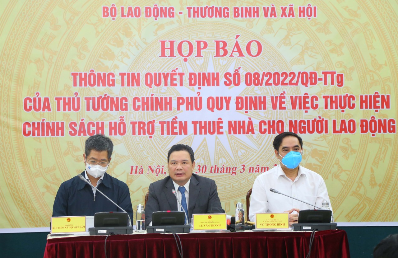 Thứ trưởng Lê Văn Thanh chủ trì Họp báo thông tin Quyết định số 08/2022/QĐ-TTg của Thủ tướng Chính phủ quy định về việc thực hiện chính sách hỗ trợ tiền thuê nhà cho người lao động. Ảnh: Tống Giáp