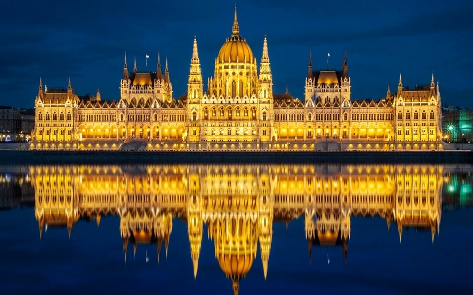 Tòa nhà Quốc hội soi bóng xuống dòng sông Danube khi ánh đèn lên. Ảnh: VOVTV
