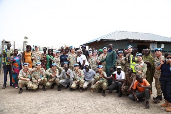 Bác sĩ “mũ nồi xanh” Việt Nam san sẻ yêu thương với người dân Nam Sudan