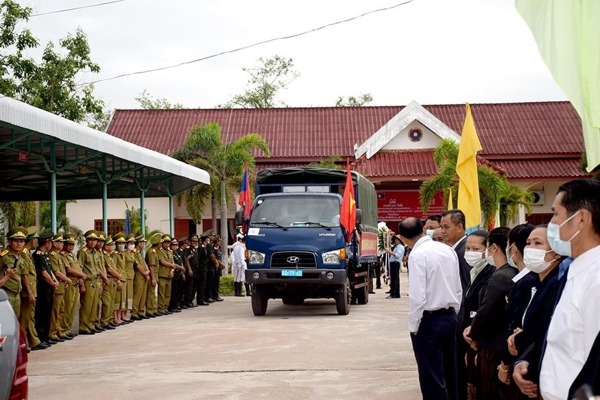 Cán bộ và nhân dân Lào tham dự buổi lễ đưa tiễn