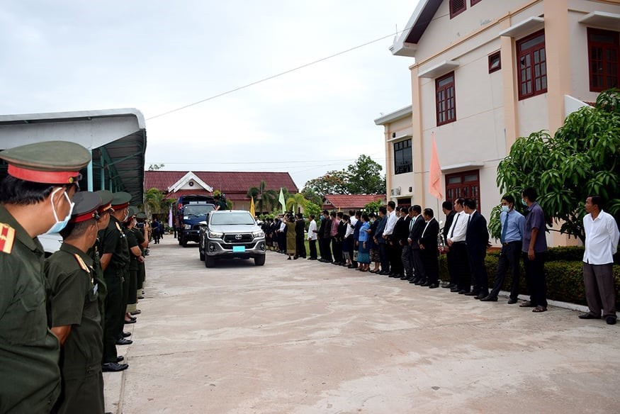 Cán bộ và nhân dân Lào tham dự buổi lễ đưa tiễn