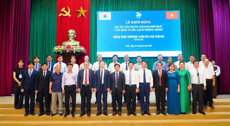 Các đại biểu tại lễ khởi động dự án. Ảnh: thuathienhue.gov.vn