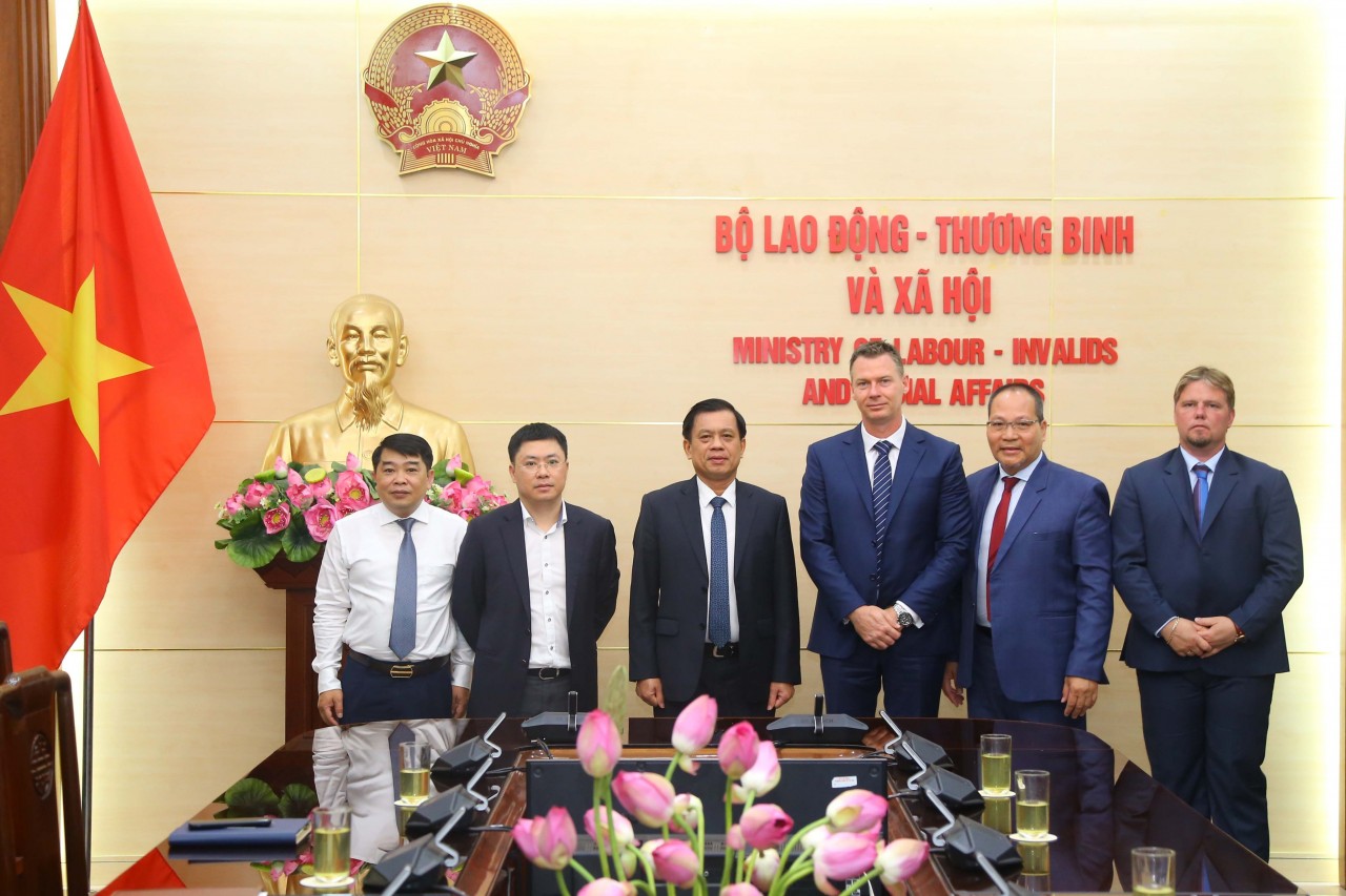 Các đại biểu chụp ảnh lưu niệm tại buổi tiếp
